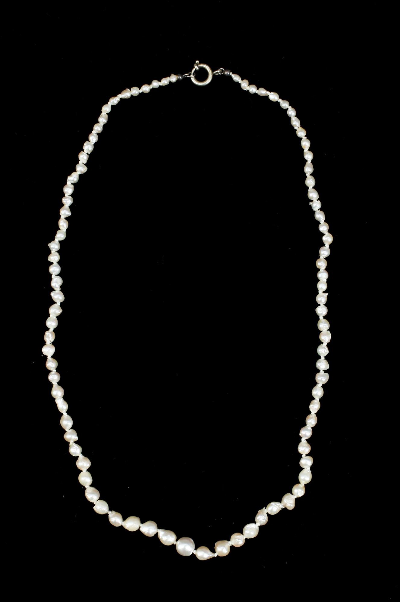 COLLIER, 3st, odlade saltvattenspärlor, två lås i silver.