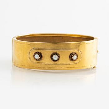 Bangle, 18K gold with pearls, 19th century.
