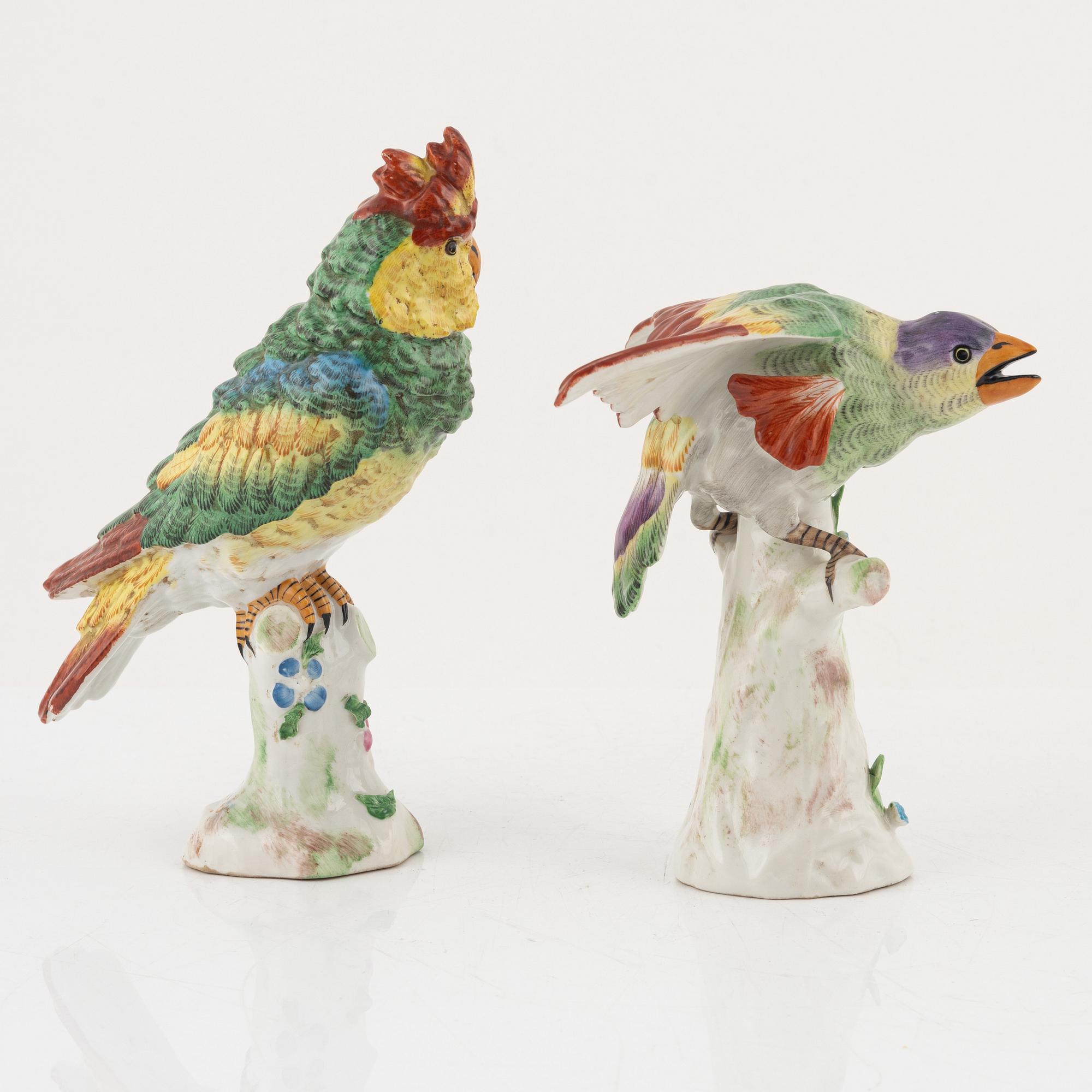 A pair of porcelain figurines, Porcelain de Paris, France, early 20th Century.