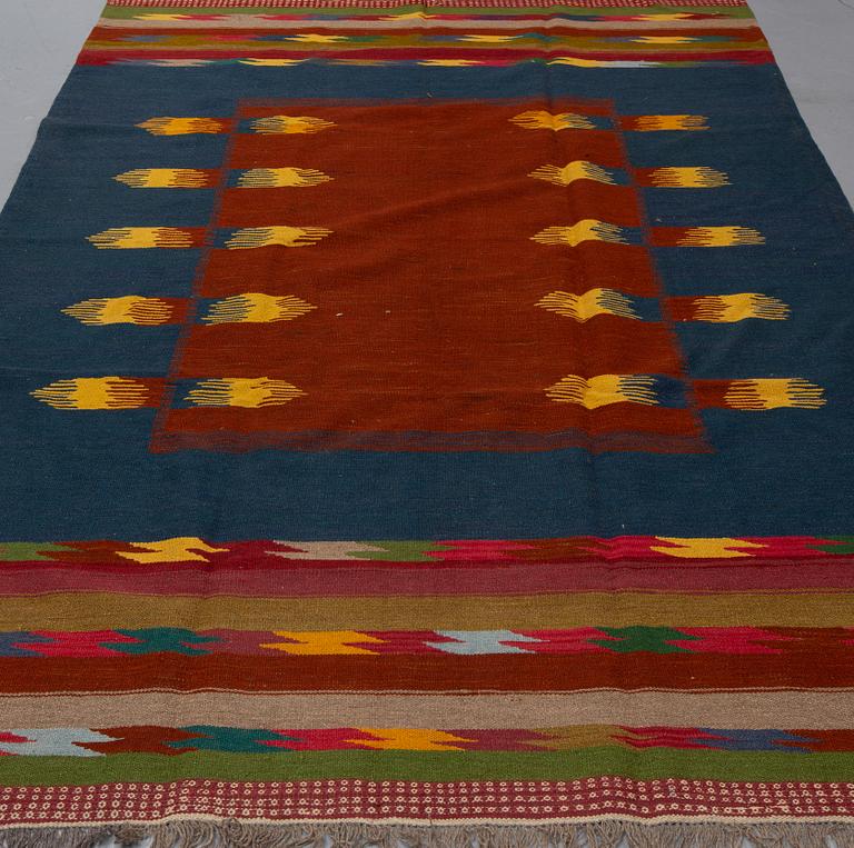 A carpet, Shiraz, ca 297 x 198 cm.