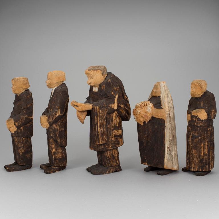 AXEL PETERSSON DÖDERHULTARN, Skulpturgrupp, "Bröllop", bestående av 5 figurer, snidad och delvis bemålat trä.