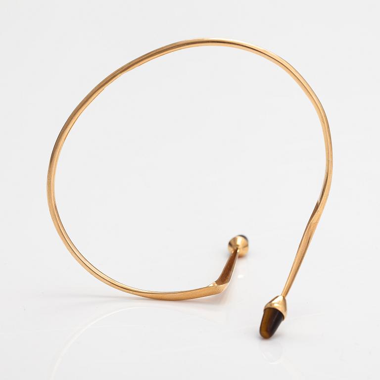 Elis Kauppi, A 14K gold bracelet/bangle with tiger's eyes. Kupittaan kulta, Turku 1961.