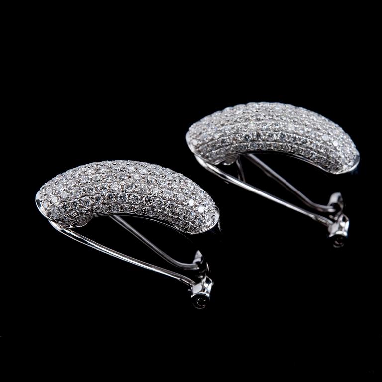 A PAIR OF EARRINGS, 254 brilliant cut diamonds c. 1.30 ct. W/vs.