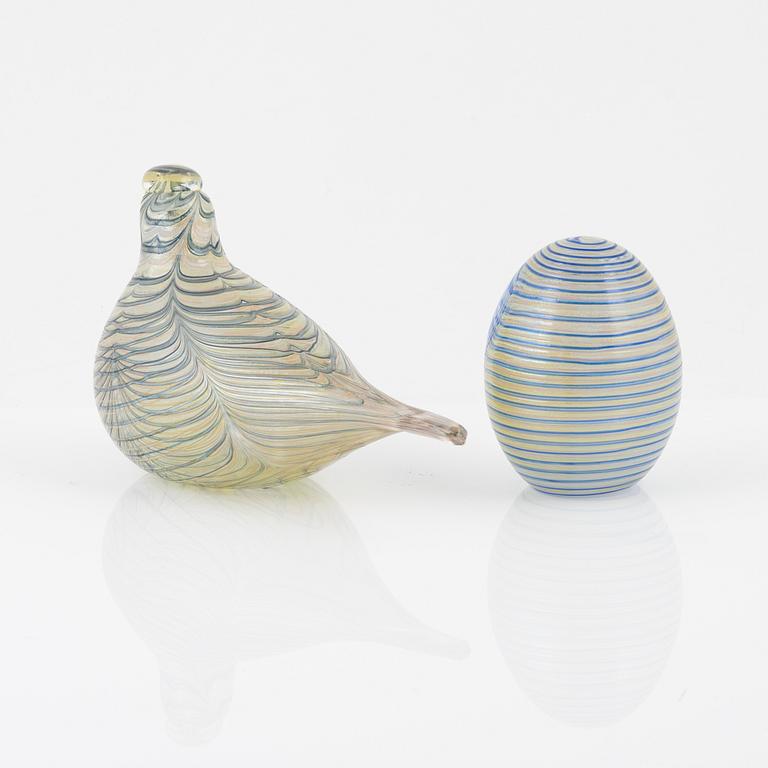 Oiva Toikka, an annual glass bird with its egg, year 2007, both signed O. Toikka Nuutajärvi, the egg numbered 292/750.