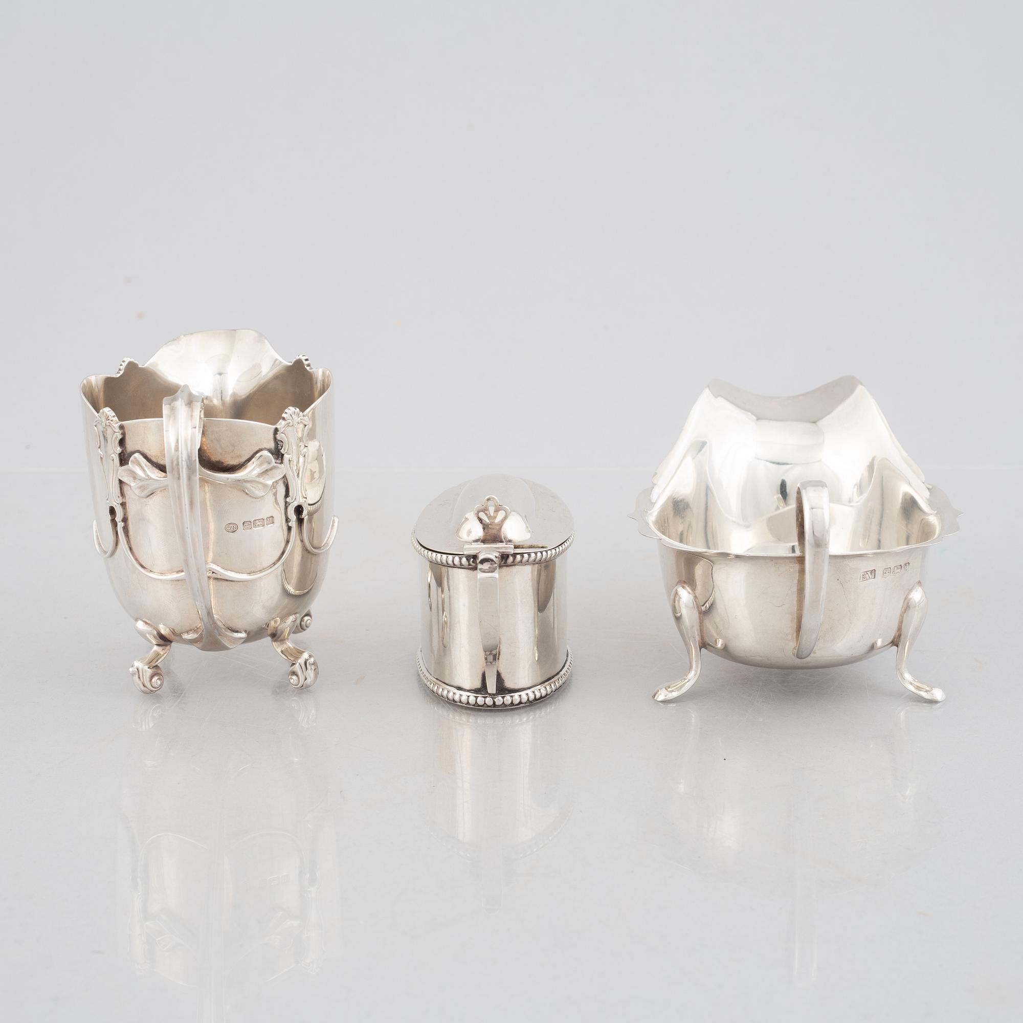 Seven pieces of English silver, different silver smiths, 1904-1936.