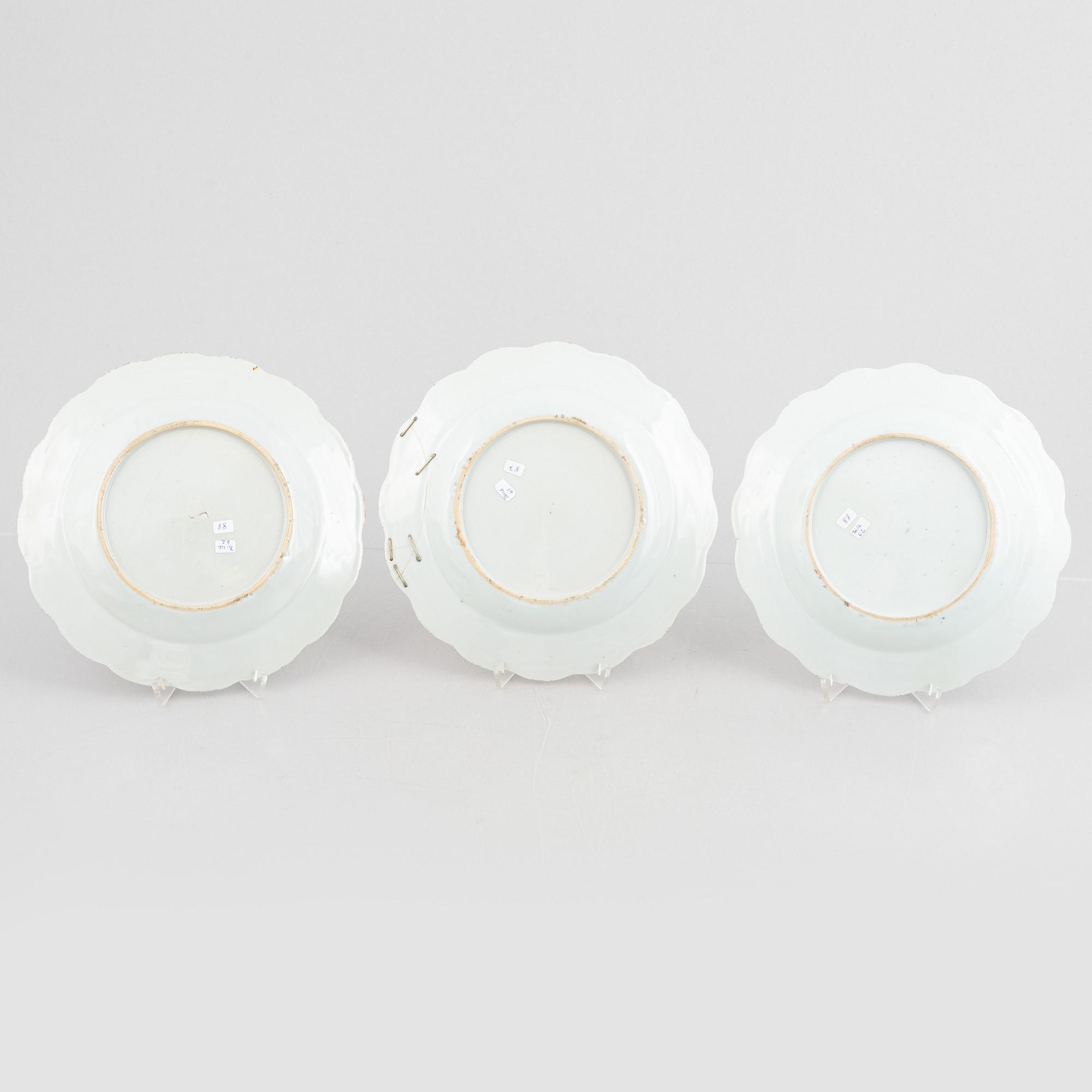 A set of five famille rose dishes, and two small dishes, Qing dynasty, Qianlong (1736-95).
