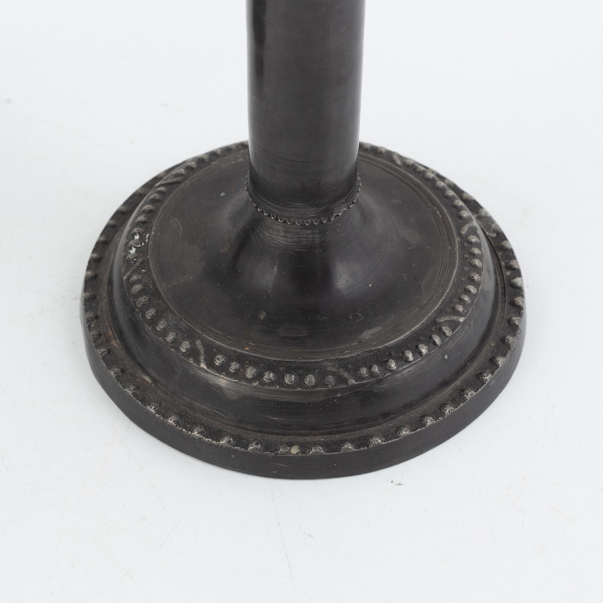 B O Santesson, ljusstakar, ett par, tenn, gustaviansk stil, Stockholm 1953.