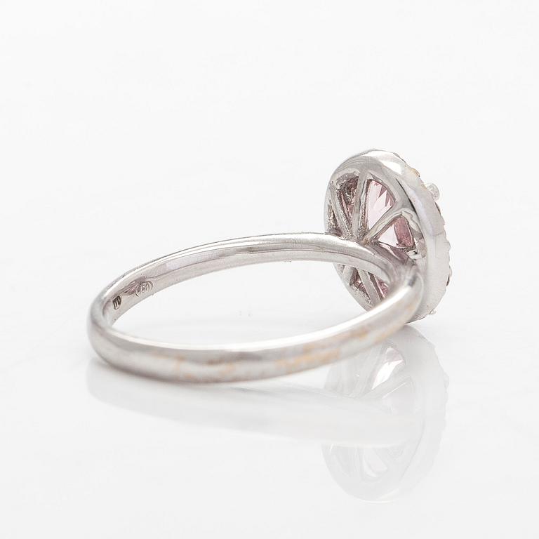 Ring, 18K vitguld med en oval morganit och diamanter ca 0.20 ct totalt.