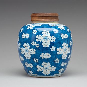 A blue and white jar, Qing dynasty, Kangxi (1662-1722).