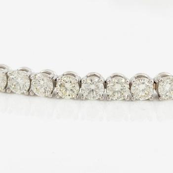 Tennis bracelet in 18K gold with round brilliant-cut diamonds.