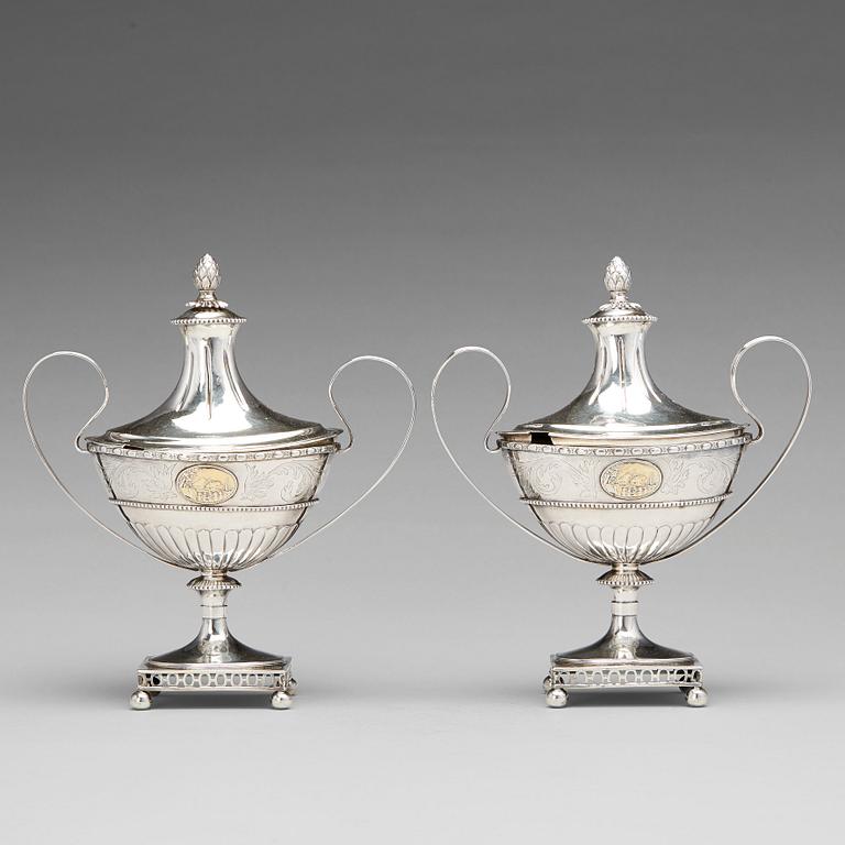 Hans Lyberg, sockerskålar med lock, ett par, silver, Borås 1805. Sengustavianska.