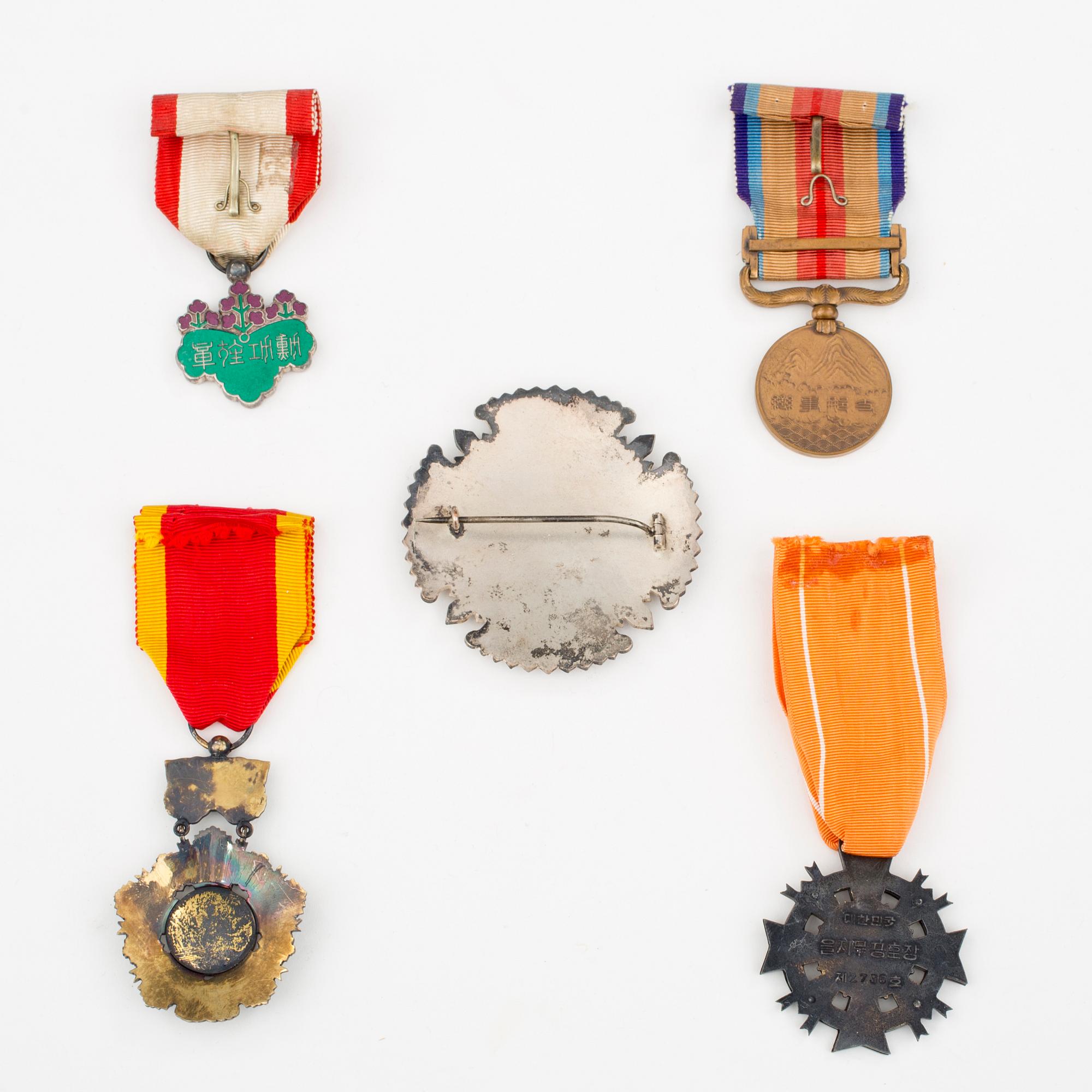 ASIATISKA ORDNAR OCH MEDALJER, 5 st, bla Order of the rising Sun, Japan.