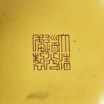 A cover for a ritual altar vessel, Qing dynasty with Guangxu seal mark and of the period.