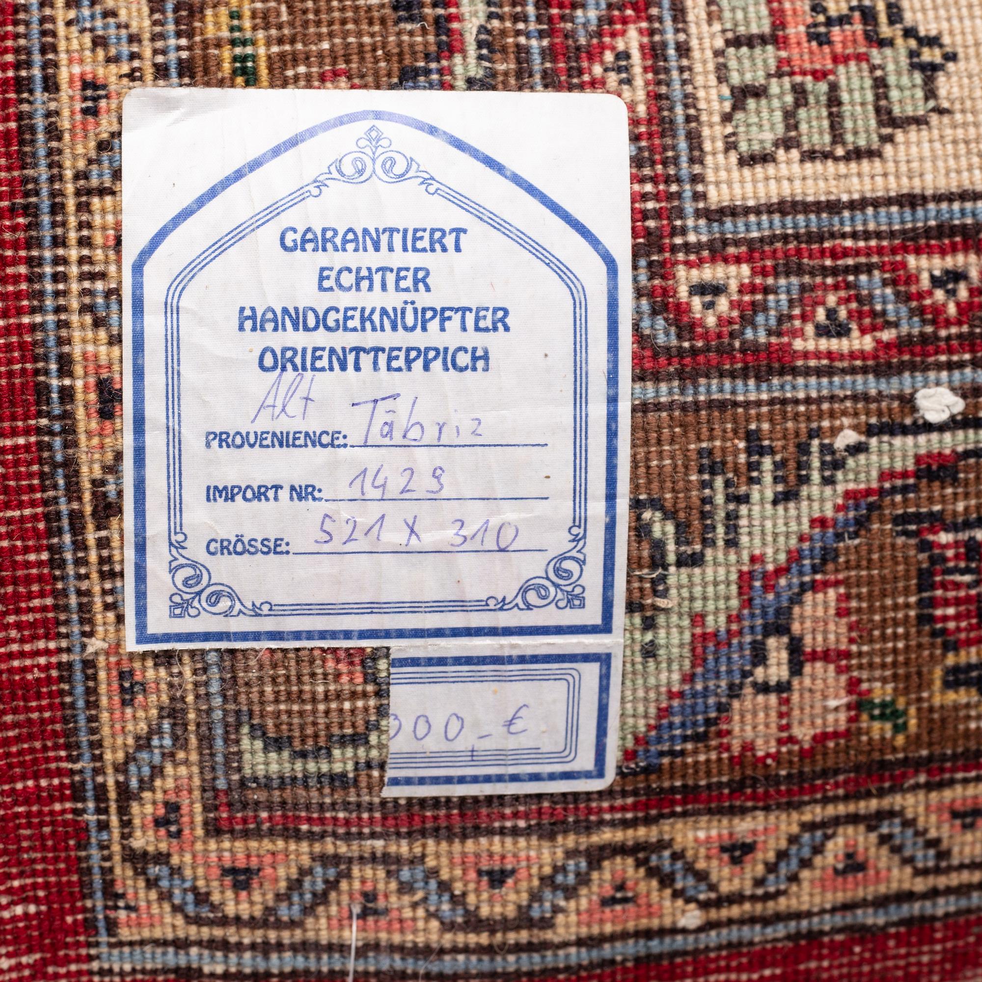 A carpet, Tabriz, ca 521 x 310 cm.