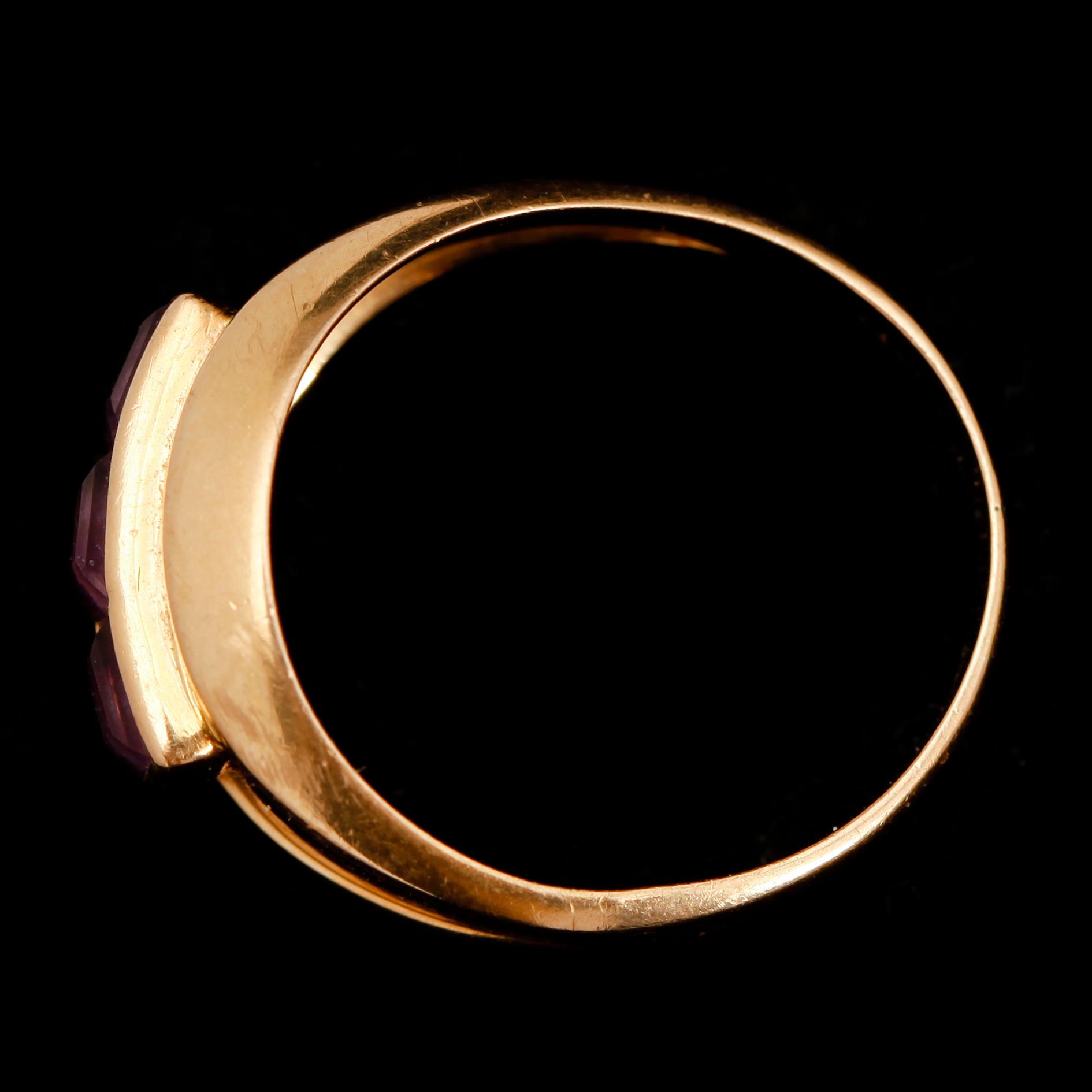 RING, 18 k guld, med 3 amestister. Vikt med stenar ca 4 g.