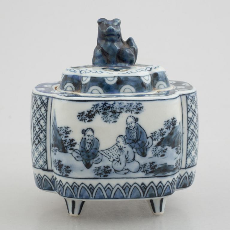 Four pieces of Chinese porcelain, late Qingdynasty, around 1900.