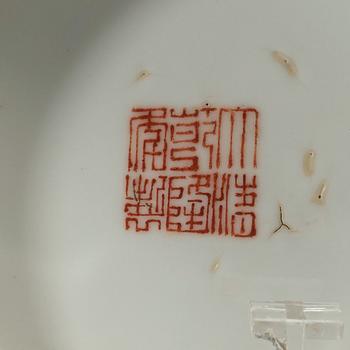 SKÅL, porslin. Kina, 1900-talets första hälft med Qianlongs sigillmärke i rött.