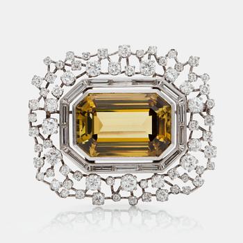 564. BROSCH med krysoberyll, ca 18.50 ct, samt briljant- och baguetteslipade diamanter totalt ca 3.50 ct.