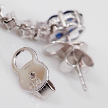 ÖRHÄNGEN, 1 par, blå safirer totalt ca 1,00 ct, diamanter totalt ca 0,28 ct, odlade sötvattenspärlor.