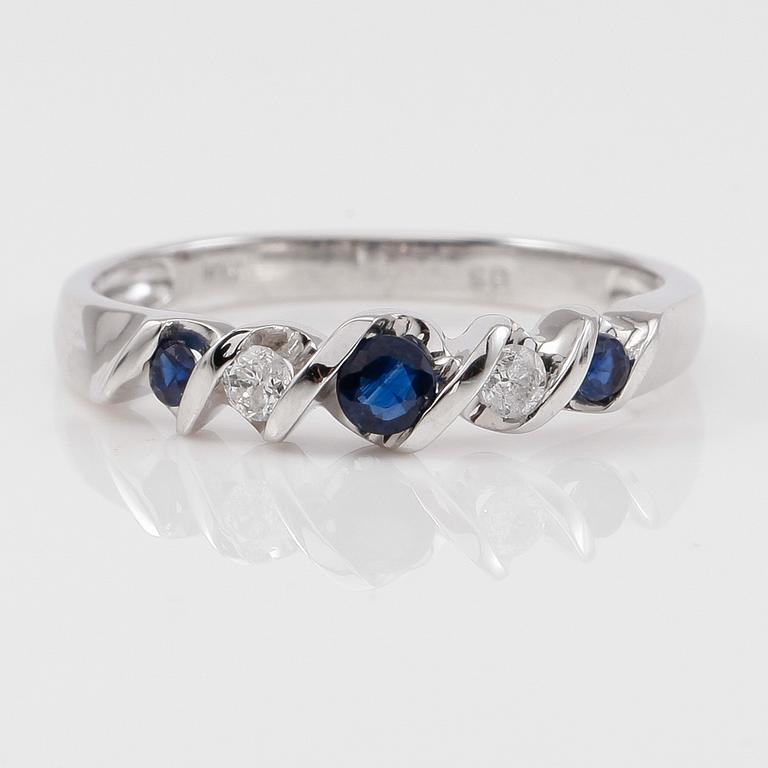 RING, 10K vitguld safirer och mindre diamanter.