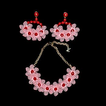 1375. A set of a necklace and a pair of earclips by Louis Vuitton.