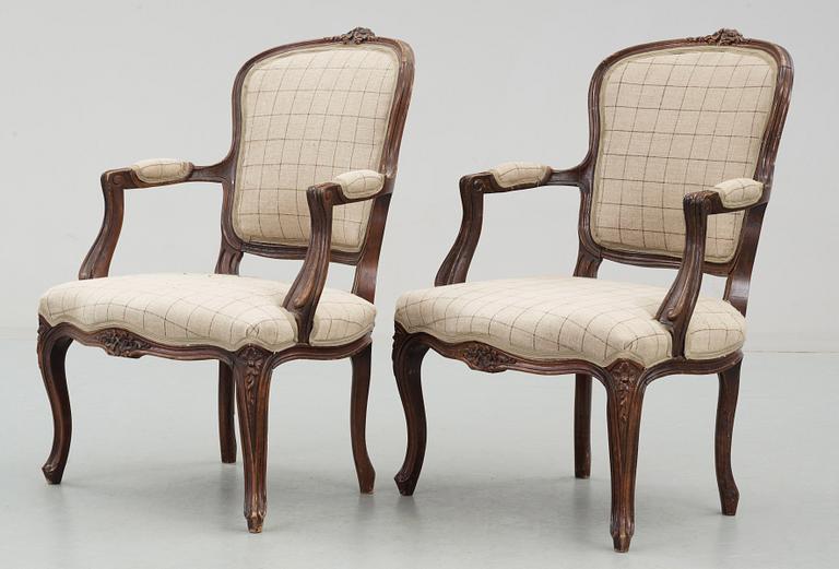 KARMSTOLAR, ett par, rokokostil, 1800/1900-tal.