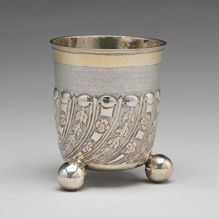 Icke identifierad mästarstämpel, bägare på kulfötter, silver, Moskva 1737.