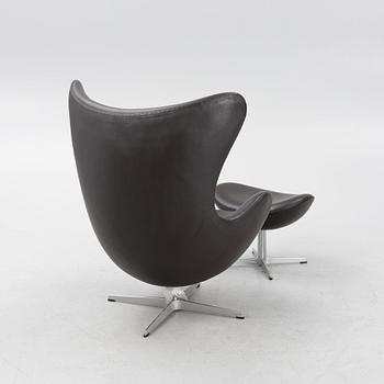 Arne Jacobsen, fåtölj med fotpall, "Ägget", Fritz Hansen, Danmark, 2003.