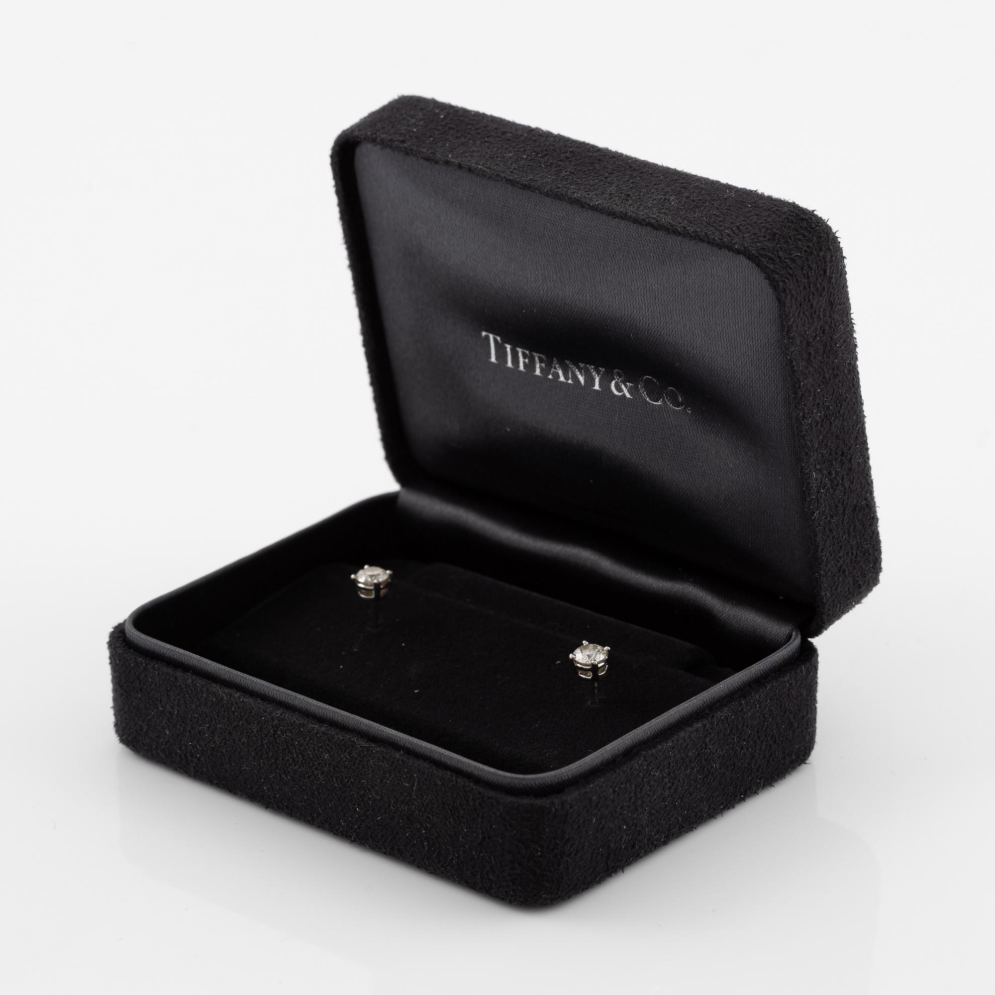 Tiffany & Co ett par örhängen platina med runda briljantslipade diamanter.