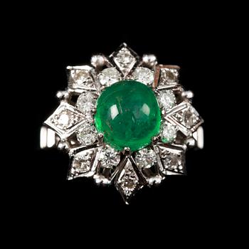 RING, 18k vitguld med briljanter tot ca 0,8 ct samt cabochonslipad grön smaragd. Vikt tot 7,1 g.