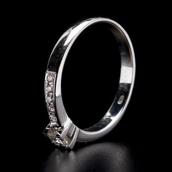 RING, vitguld 14K, mittsten princesslipad diamant 0,19 ct, sidostenar tot. 0,15 ct. Vikt 2,9 g.