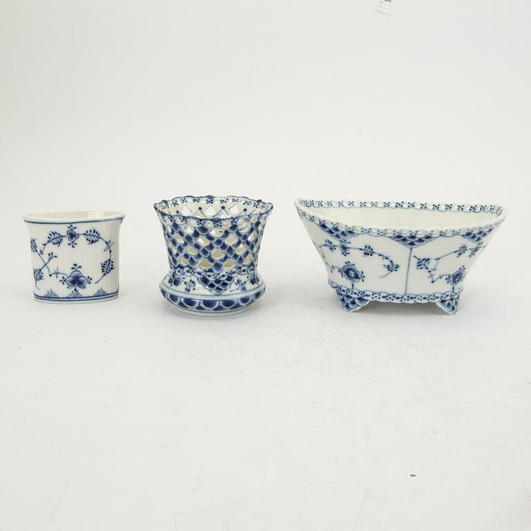 A dinner service 44 pcs "Musselmalet" mostly helblonde Royal Copenhagen Denmark 1960s.