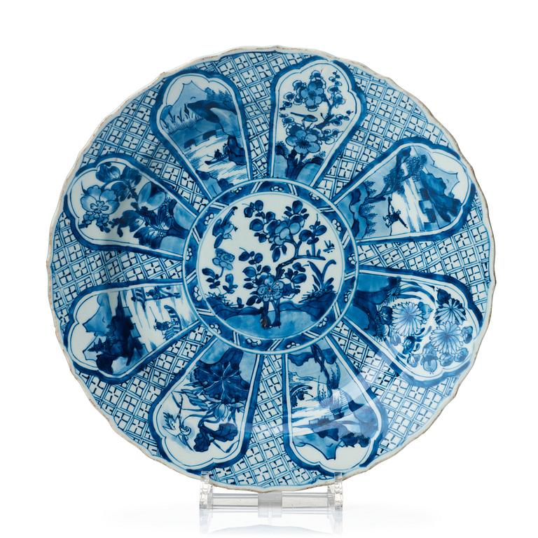 A blue and white dish, Qing dynasty, Kangxi (1662-1722).