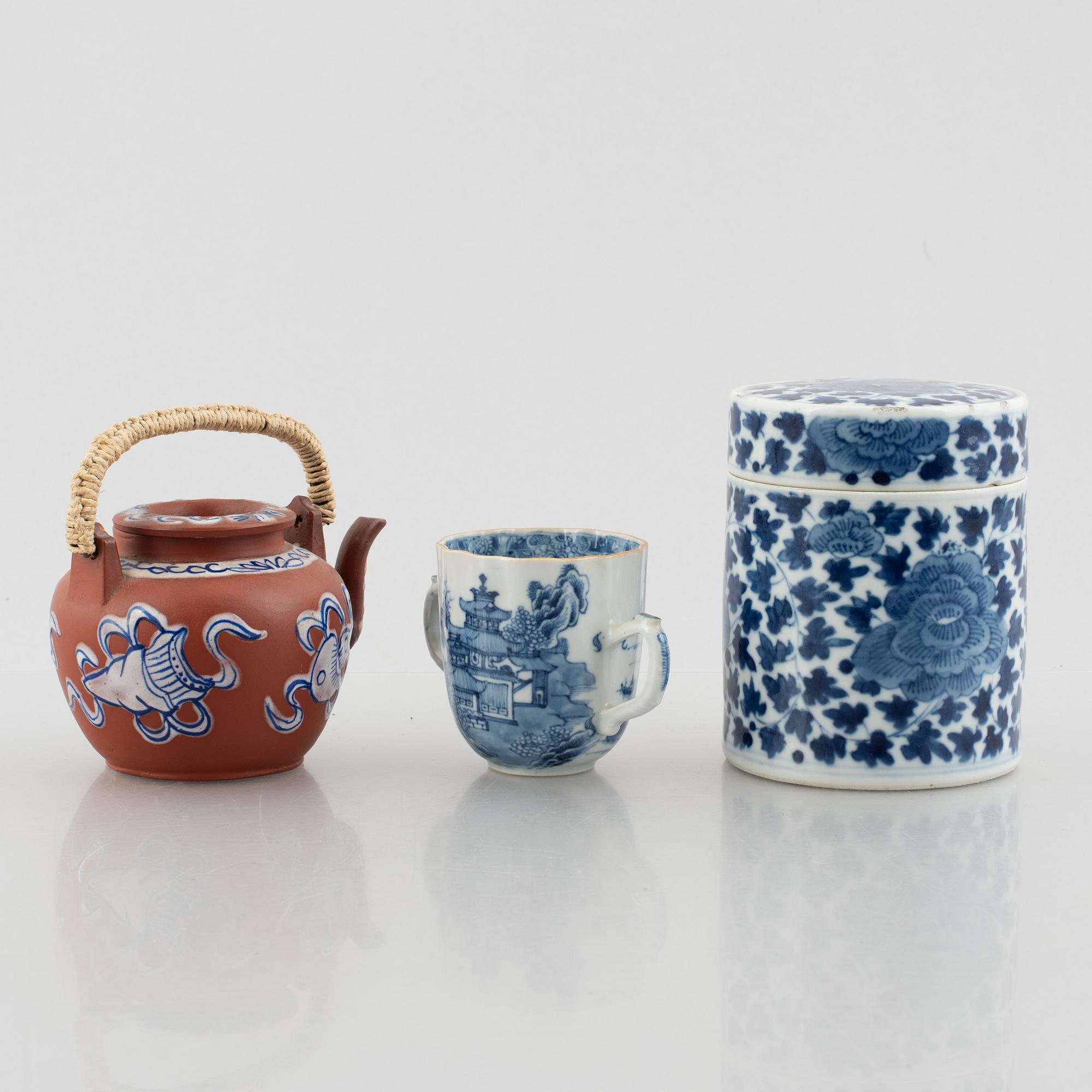 Eleven pieces of Chinese porcelain, 17th to 19th century.