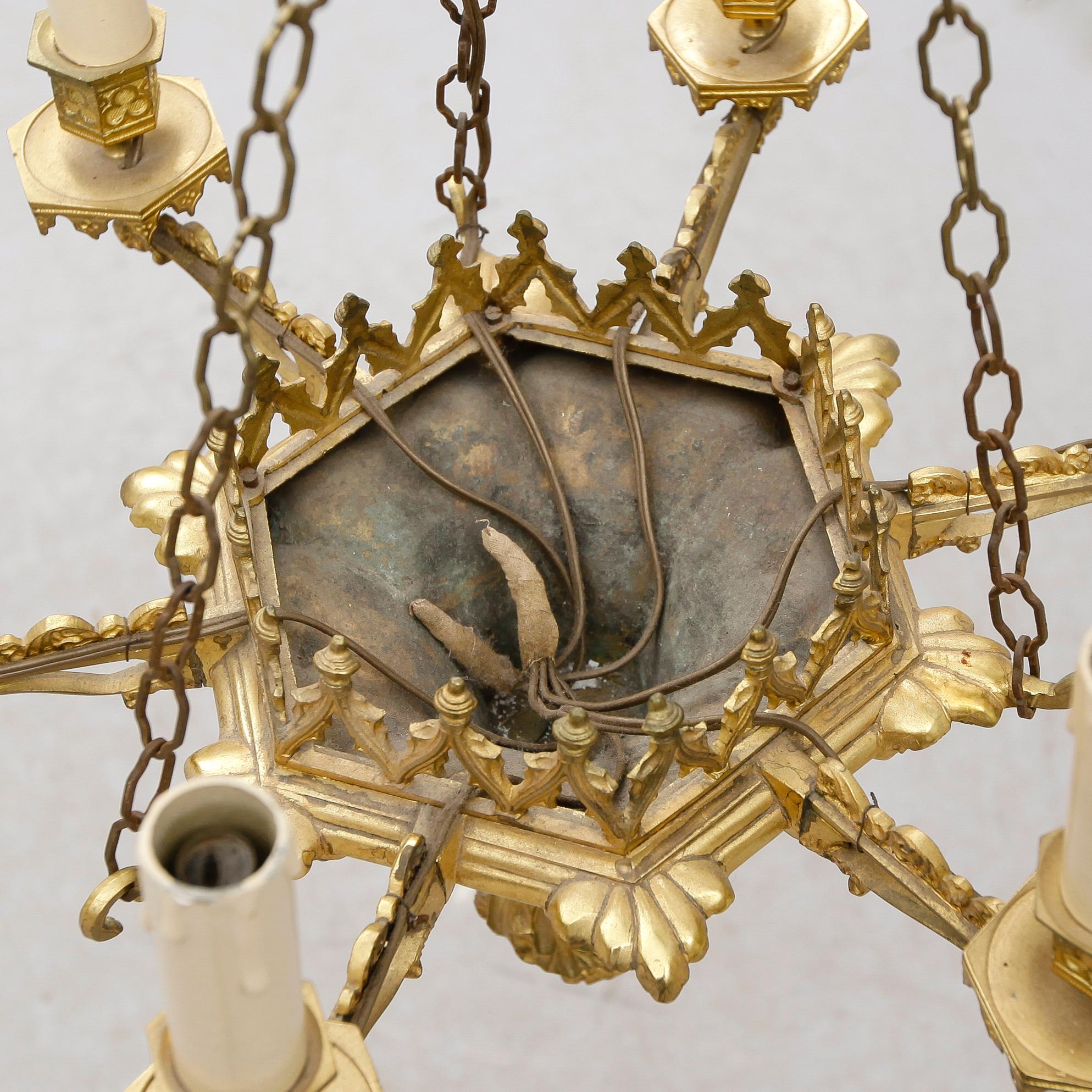 TAKAMPLAR, 1 par, förgylld brons, gotisk stil, 1800-talets första hälft. Höjd ca 100 cm.