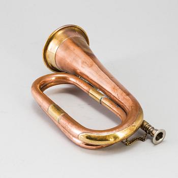 A COPPER AND BRASS HUNTING HORN, first half of the 20th century.