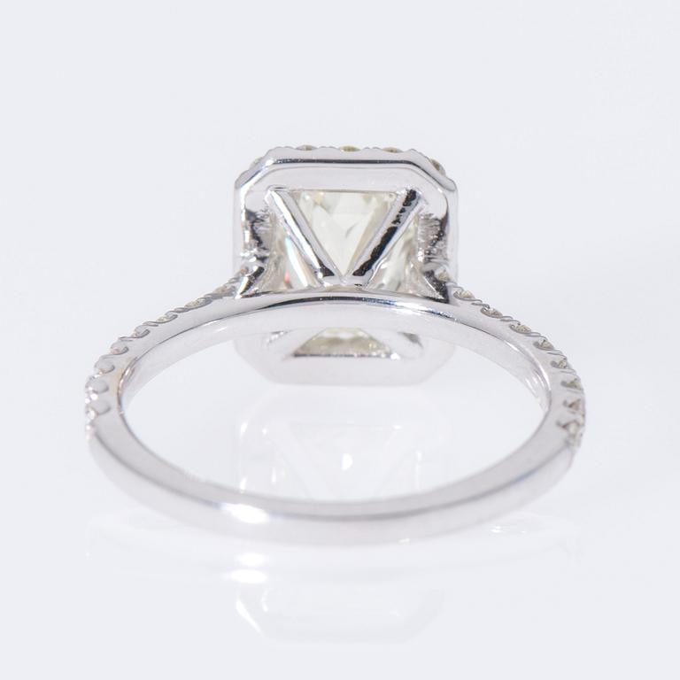 RING, 18K vitguld, radiantslipad diamant ca 1,30 ct, sidostenar totalt ca 0,54 ct.