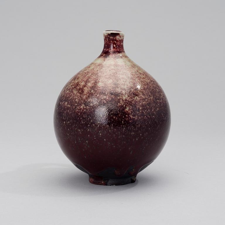 KYLLIKKI SALMENHAARA, A CERMAIC JUG. Signed KS, Arabia.