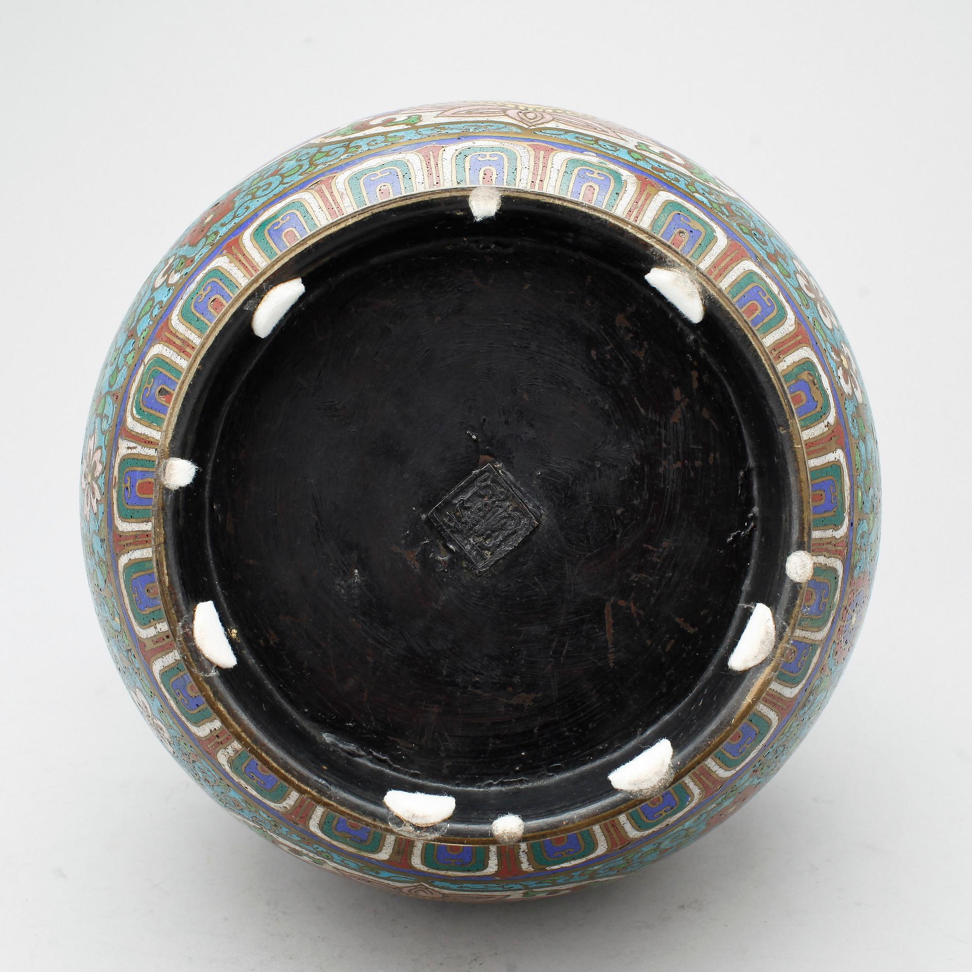 URNA, cloisonne, Japan samt VAS, porslin, Kina, 1900-tal.