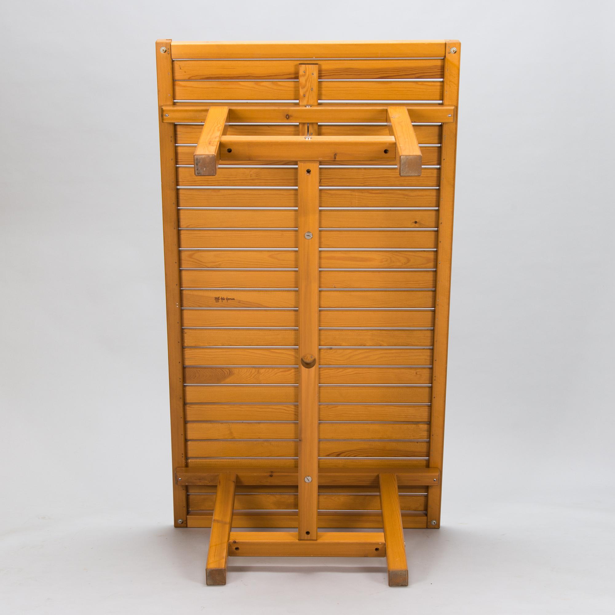Elsa Stackelberg, a garden table and a pair of garden chairs, Fri Form, Edsbruk, Sweden, late 20th century.