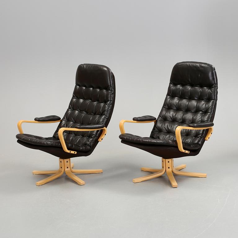 FÅTÖLJER, ett par, "Mona Roto", Sam Larsson, Dux, 1900-talets andra hälft.