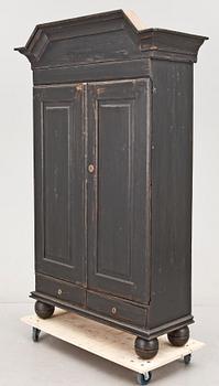 STÅNDSKÅP, allmoge, 1800-talets första hälft.