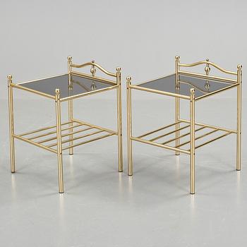 SÄNGBORD, ett par, glas och mässing, 1900-talets sista kvartal.