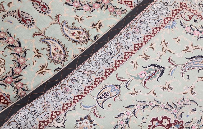 A Nain runner, part silk, so-called 6LAA, approx. 495 x 91 cm.