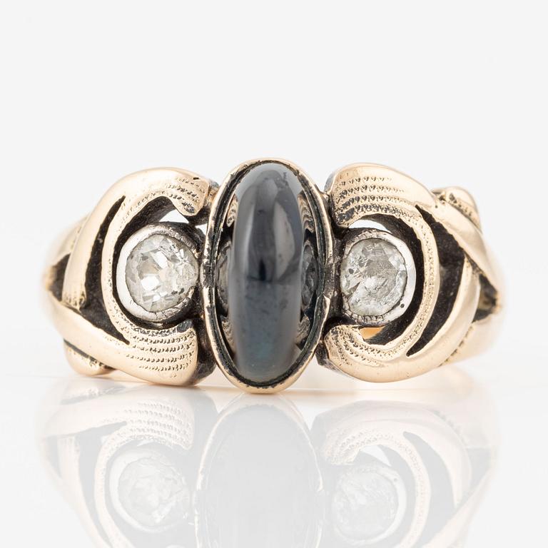 Ring in 14K gold with a dark green stone and old-cut diamonds.