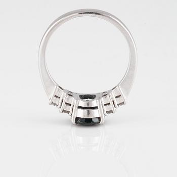 RING, 18K vitguld med fasettslipad blå safir ca 3.00 ct samt briljantslipade diamanter ca 0.30 ct. Vikt 5,0 gram.