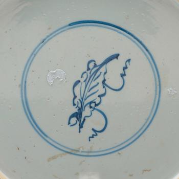 A famille verte dish, Qing dynasty, Kangxi (1662-1722).