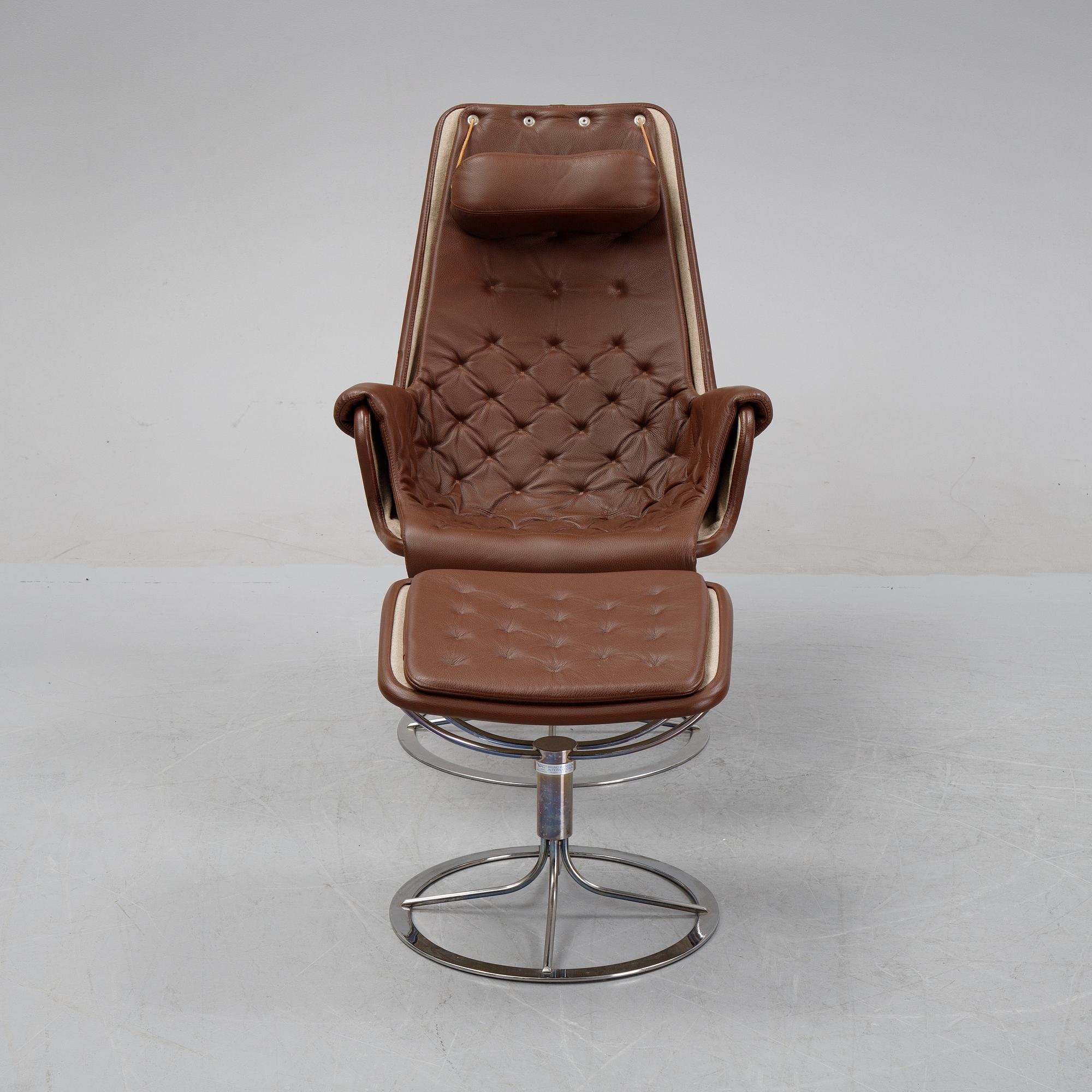 Bruno Mathsson, fåtölj, "Jetson", Dux, 2000-tal, samt fotpall, 'Jetson', Swedese, 2018.
