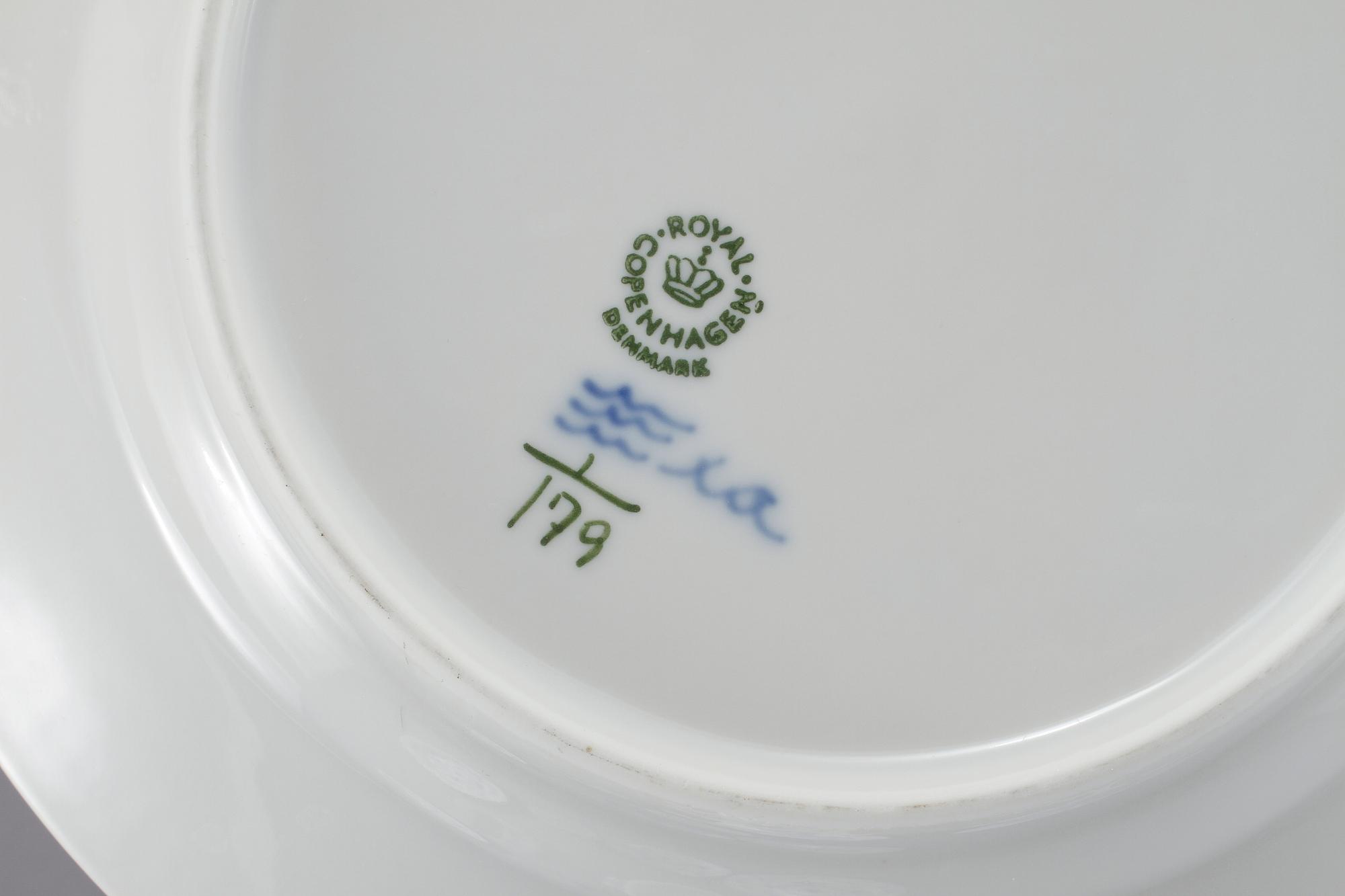 SERVISPORSLIN, 24 delar, porslin, "Musselmalet", Royal Copenhagen, 1900-talets andra hälft.