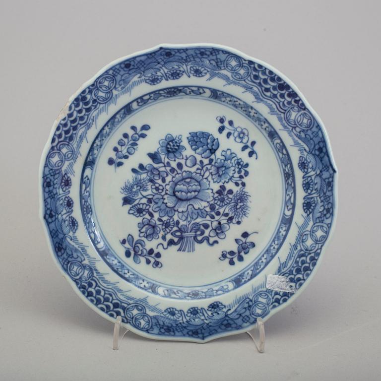 Eight blue and white export porcelain plates with two dishes, Qing dynasty, Qianlong (1736-95).